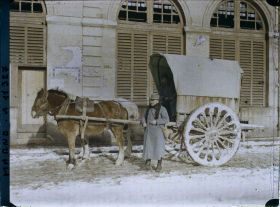 Image représentant Voiture de ravitaillement de l'armée devant le marché couvert, place des Marchés, actuelle place du Forum