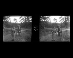 Image représentant Villageoise et son enfant et tireur de pousse sur la route près de la résidence du comte Okuma