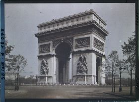 Image représentant L'arc de Triomphe place de l'Etoile vu de l'avenue Foch