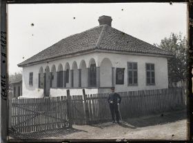 Image représentant Un officier de police devant la mairie