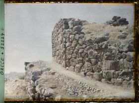 Image représentant Chemin bordant, en montant, le mur d'enceinte de la citadelle (rampe d'accès de l'entrée principale ?)