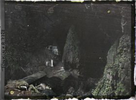 Image représentant L'entrée de la grotte d'un des sanctuaires rupestres bouddhiques du massif de Hu'o'ng-tich-so'n (" Pagode de l'Empreinte Parfumée ")