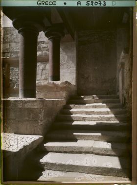 Image représentant Dans l'aile orientale du palais, au bas d'un escalier venant de la cour centrale, le Péristyle précédant le Megaron (appartement) du Roi, ("Salle des colonnes")
