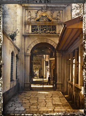 Image représentant L'entrée nord de l'Eyüp Sultan Camii, la Grande Mosquée d'Eyüp, vers l'intérieur de la mosquée