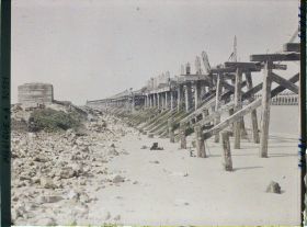 Image représentant Belgique, Nieuport les Bains, Estacade vers l'embouchure et abri de mitrailleuse