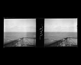 Image représentant La mer avec une côte à l'horizon