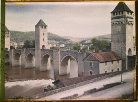 Image représentant France, Cahors, Les baraques à toits rouges accolées au pont