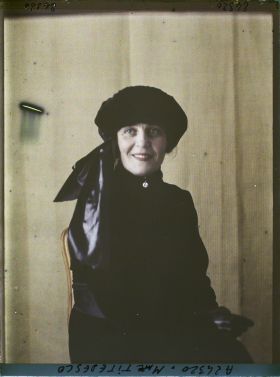 Image représentant https://musee-albert-kahn.s-museum.fr/home/NWQ2OTAwYzNmYjZlZTk1ZWQwODJmMjY4L2dlbmVyaWMtbm90aWNlLXRhYi9hdXRob3JpdHkvNjE3YTc5ZjVjZjhiODk2OGIzMzM3ZDIx/5d6900c3fb6ee95ed082f268/generic-notice-tab/authority/617a79ebcf8b8968b33378c1 Madame Titedesco