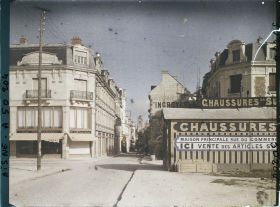 Image représentant France, Soissons, Rue du Commerce vers Eglise St Léger