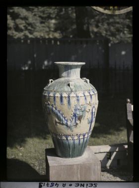 Image représentant L'exposition des arts décoratifs, vase de la section de l'art colonial, l'Indochine