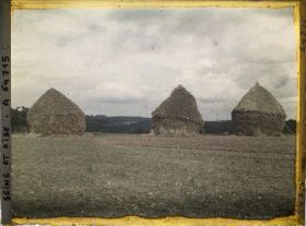 Image représentant Ile de France, Maffliers, Groupe de meules de blé et ciel orageux