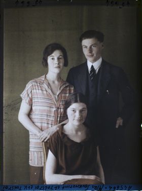 Image représentant Mesdemoiselles  https://musee-albert-kahn.s-museum.fr/home/NWQ2OTAwYzNmYjZlZTk1ZWQwODJmMjY4L2dlbmVyaWMtbm90aWNlLXRhYi9hdXRob3JpdHkvNjE3YTc5ZjVjZjhiODk2OGIzMzM3ZDIx/5d6900c3fb6ee95ed082f268/generic-notice-tab/authority/617a79ebcf8b8968b33377fe Tatiana Soukhotine-Tolstoï et  https://musee-albert-kahn.s-museum.fr/home/NWQ2OTAwYzNmYjZlZTk1ZWQwODJmMjY4L2dlbmVyaWMtbm90aWNlLXRhYi9hdXRob3JpdHkvNjE3YTc5ZjVjZjhiODk2OGIzMzM3ZDIx/5d6900c3fb6ee95ed082f268/generic-notice-tab/authority/617a79ebcf8b8968b33378c8 Alexandra Tolstoï et le comte  https://musee-albert-kahn.s-museum.fr/home/NWQ2OTAwYzNmYjZlZTk1ZWQwODJmMjY4L2dlbmVyaWMtbm90aWNlLXRhYi9hdXRob3JpdHkvNjE3YTc5ZjVjZjhiODk2OGIzMzM3ZDIx/5d6900c3fb6ee95ed082f268/generic-notice-tab/authority/617a79ebcf8b8968b33378c7 Vladimir Tolstoï