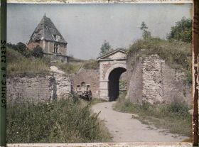 Image représentant France, Péronne, Les Anciennes fortifications à la porte de Bretagne