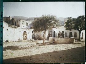 Image représentant La place de l'église du village de Malia