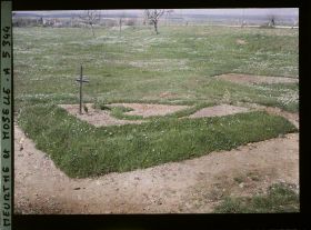 Image représentant France, Gerbéviller, La Tombe des Coloniaux, un cœur d'herbe près de Gerbéviller