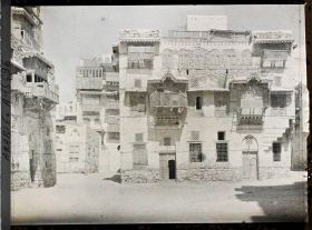 Image représentant Place et façade de maison traditionnelle