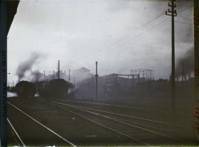 Image représentant Prusse, Düren, Gare de Düren, locomotives, (Ciel, le soir) contre jour
