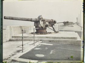 Image représentant Belgique, Zeebrugge, Pièces de 150 en batterie sur le môle