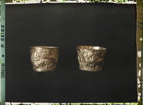 Image représentant Deux gobelets en or sculpté (scènes de chasse au taureau) provenant de Vaphio (Laconie)