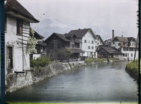 Image représentant La Sarner Aa depuis le pont qui mène au château de Landenberg