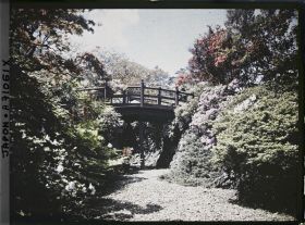 Image représentant Pont enjambant une rivière sèche dans un jardin d'une résidence