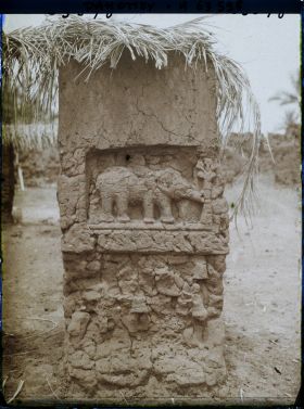 Image représentant Bas-relief d'une résidence du quartier de Gbécon-Hounli, non loin du palais princier de Guézo, motif d'éléphant chargeant un arbre