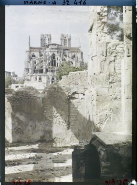 Image représentant France, Reims, Abside de la Cathédrale à travers des ruines de la rue de Mâcon
