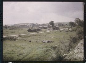 Image représentant France, Charny, L'ensemble du Village vu des bords de la Meuse au fond la Crête et le fort Vacherauville)