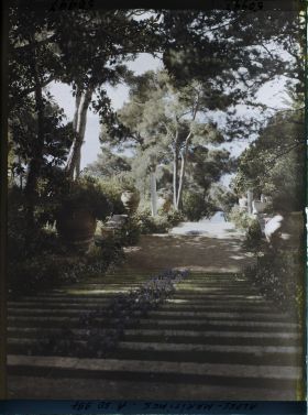 Image représentant Grand escalier fleuri du jardin de la villa Cypris surplombant la mer