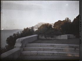 Image représentant Un angle de la terrasse inférieure de la villa Kahn, dite villa Zamir, vu vers Monaco
