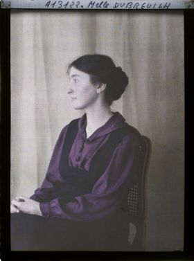 Image représentant https://musee-albert-kahn.s-museum.fr/home/NWQ2OTAwYzNmYjZlZTk1ZWQwODJmMjY4L2dlbmVyaWMtbm90aWNlLXRhYi9waHlzaWNhbE11c2V1bUl0ZW0vNjE3YTdhNDdjZjhiODk2OGIzMzhhYjA2/5d6900c3fb6ee95ed082f268/generic-notice-tab/physicalMuseumItem/617a7a44cf8b8968b3381ef5 Mademoiselle Dubreuilh