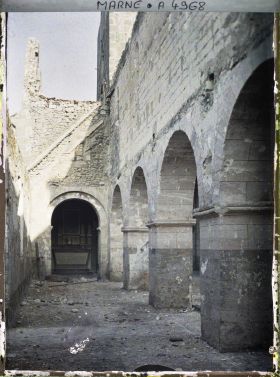 Image représentant L'un des bas côté de l'église Saint-Denis après les bombardements du 7 février
