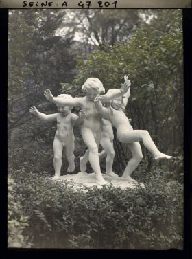 Image représentant L'Exposition des arts décoratifs, L'Eveil du Printemps ou Groupe d'enfants dansant, Cours-la-Reine