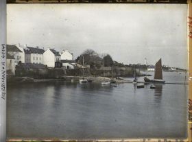 Image représentant Un sinago ou sinagot dans le port et le phare de la presqu'île de Rhuys