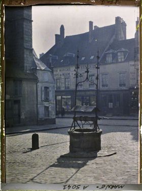Image représentant Le puits Doré à côté de l'église Saint-Denis