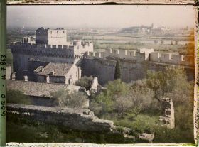 Image représentant Les remparts du fort saint-André avec vue au deuxième plan du Palais des Papes à Avignon