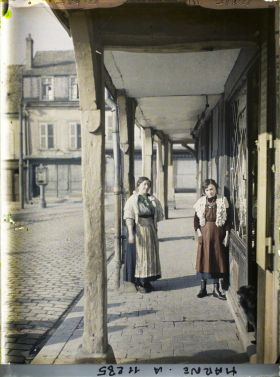 Image représentant Femmes sous les arcades de la place Saint-Timothée