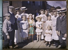 Image représentant Sur le quai de la gare, une fillette vêtue du costume norvégien parmi la foule