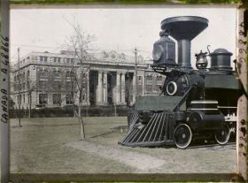 Image représentant Canada, Winnipeg, La 1ère locomotive arrivée à Winnipeg C.P.R. et la nouvelle gare du C.P.R.