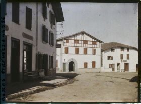Image représentant France, Espelette, Dans le Village ensemble de maisons