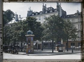 Image représentant La place du Président-Edouard-Herriot (nom attribué en 1965) vue depuis la rue Aristide-Briand et à gauche, la rue de l'Université
