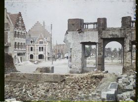 Image représentant France, Béthune, Ruines de l'Hôtel de Ville et nouvelles maisons s/ la Grande Place