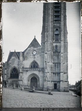 Image représentant Le porche et la tour de l'église Saint-Crépin du XVe siècle