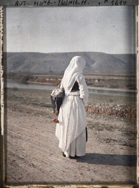 Image représentant Une femme habillée vue de dos, sac noir