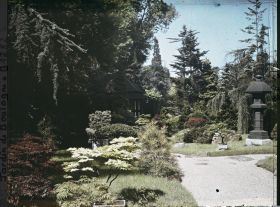 Image représentant Le " village japonais " vu depuis son entrée, côté jardin anglais