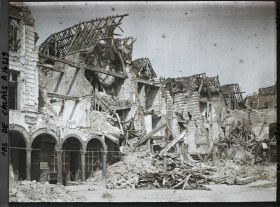 Image représentant France, Arras, Un Coin de la grande Place