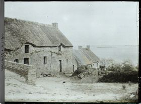 Image représentant Maisons de Locmiquel ; vue prise sur la côte est de l'île