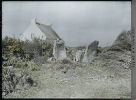 Image représentant Deux pierres levées du cromlech de Kergonan