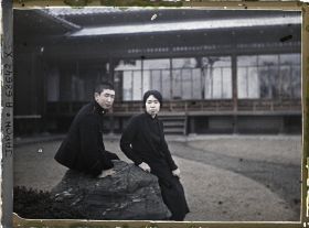 Image représentant Résidence de la famille Kitashirakawa : la princesse Kitashirakawa (Fusako) et son fils, le prince Kitashirakawa (Nagahisa)