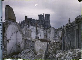 Image représentant Ruine rue de la Gabelle, au fond la cathédrale